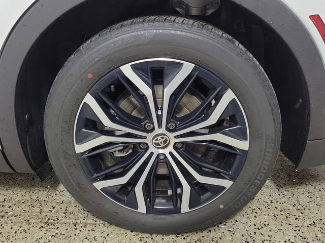 Used 2023 Toyota Crown Limited image 8