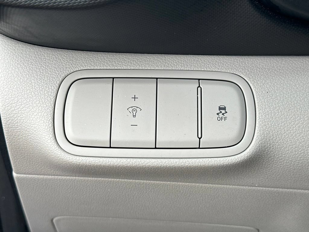 Used 2025 Hyundai Venue SEL FWD image 17