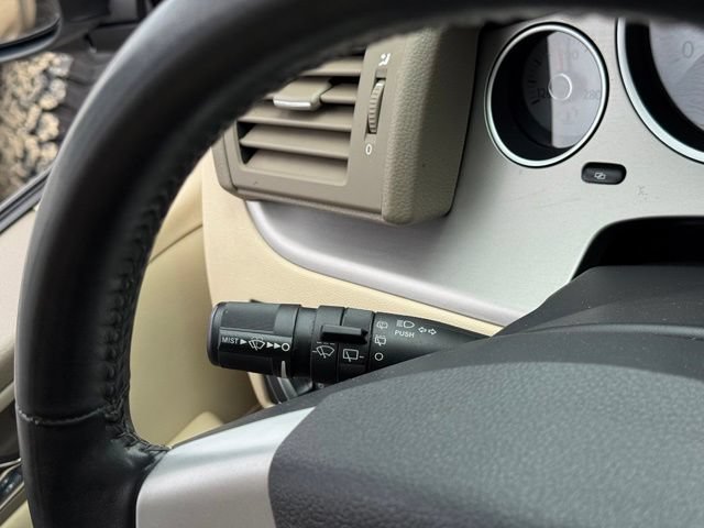 Used 2010 Volkswagen Routan SEL FWD image 28