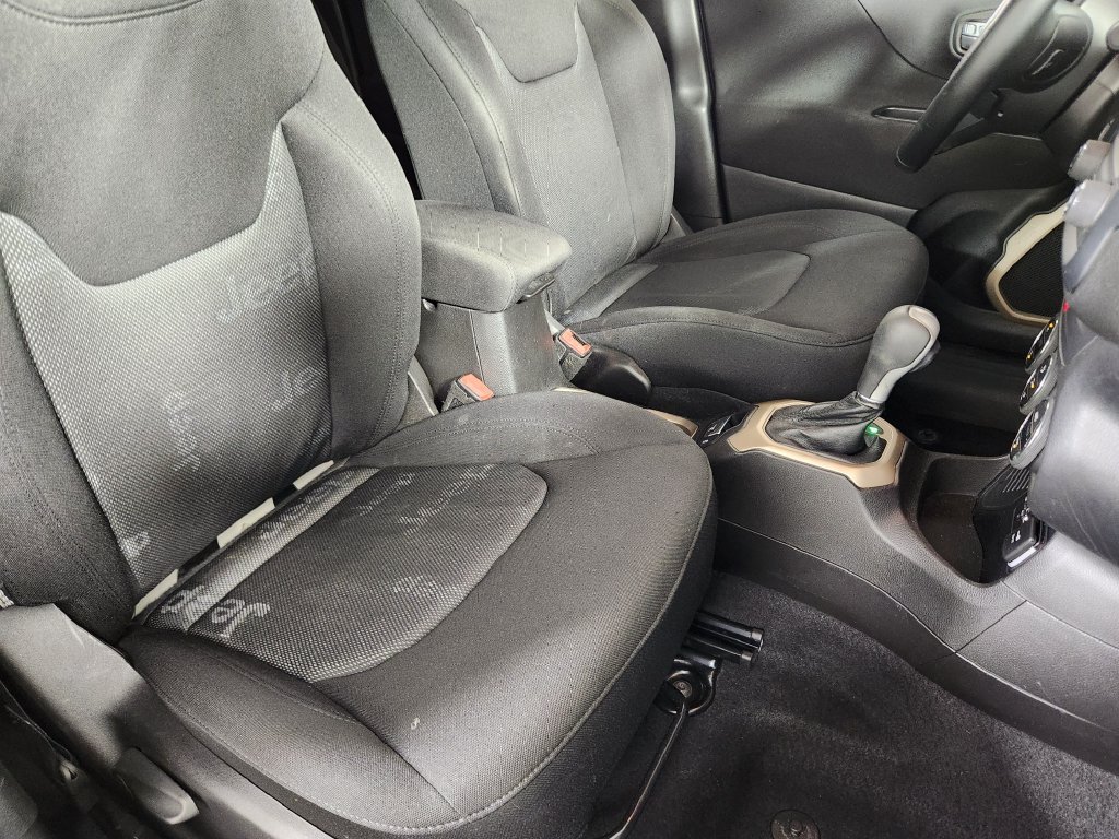 Used 2017 Jeep Renegade Latitude w/ Popular Equipment Group FWD image 10