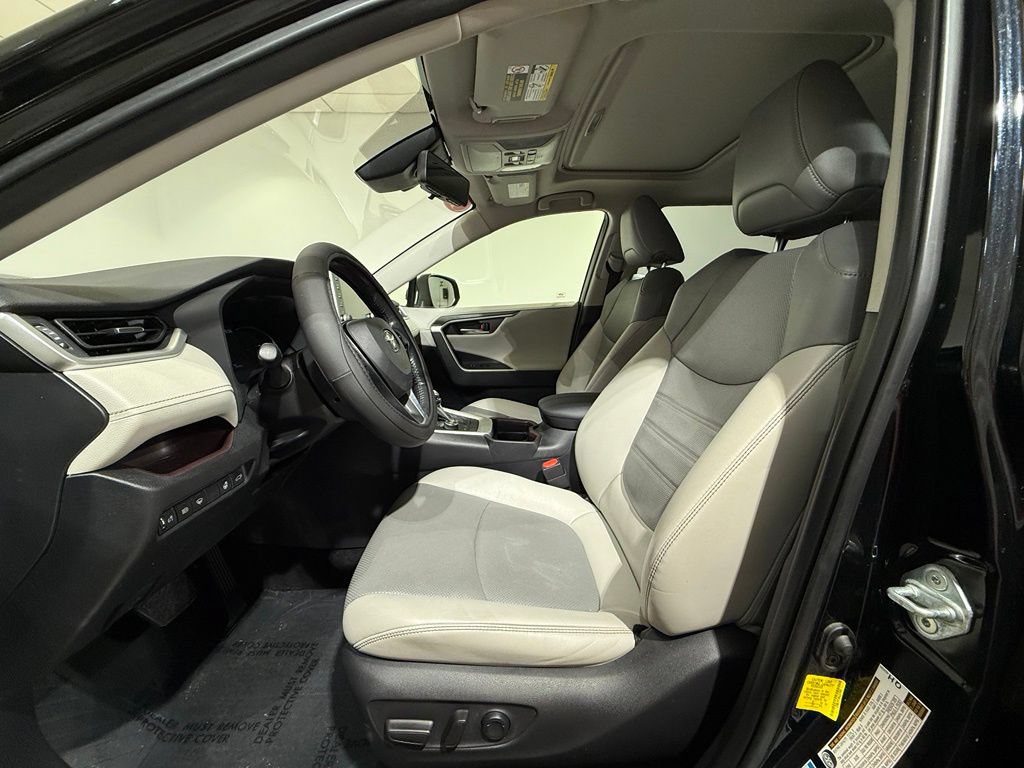 Used 2019 Toyota RAV4 Limited w/ Cold Weather Package AWD/4WD image 13