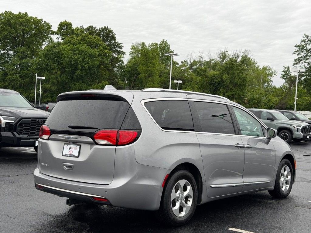 Used 2017 Chrysler Pacifica Touring-L Plus FWD image 3