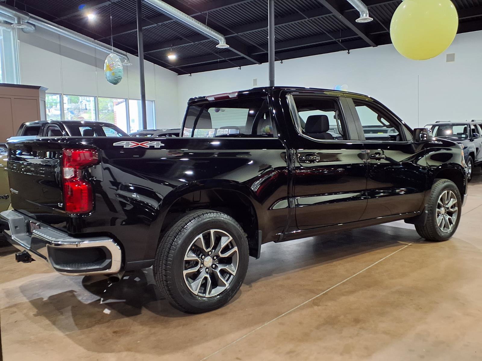 Used 2022 Chevrolet Silverado 1500 LT AWD/4WD image 6