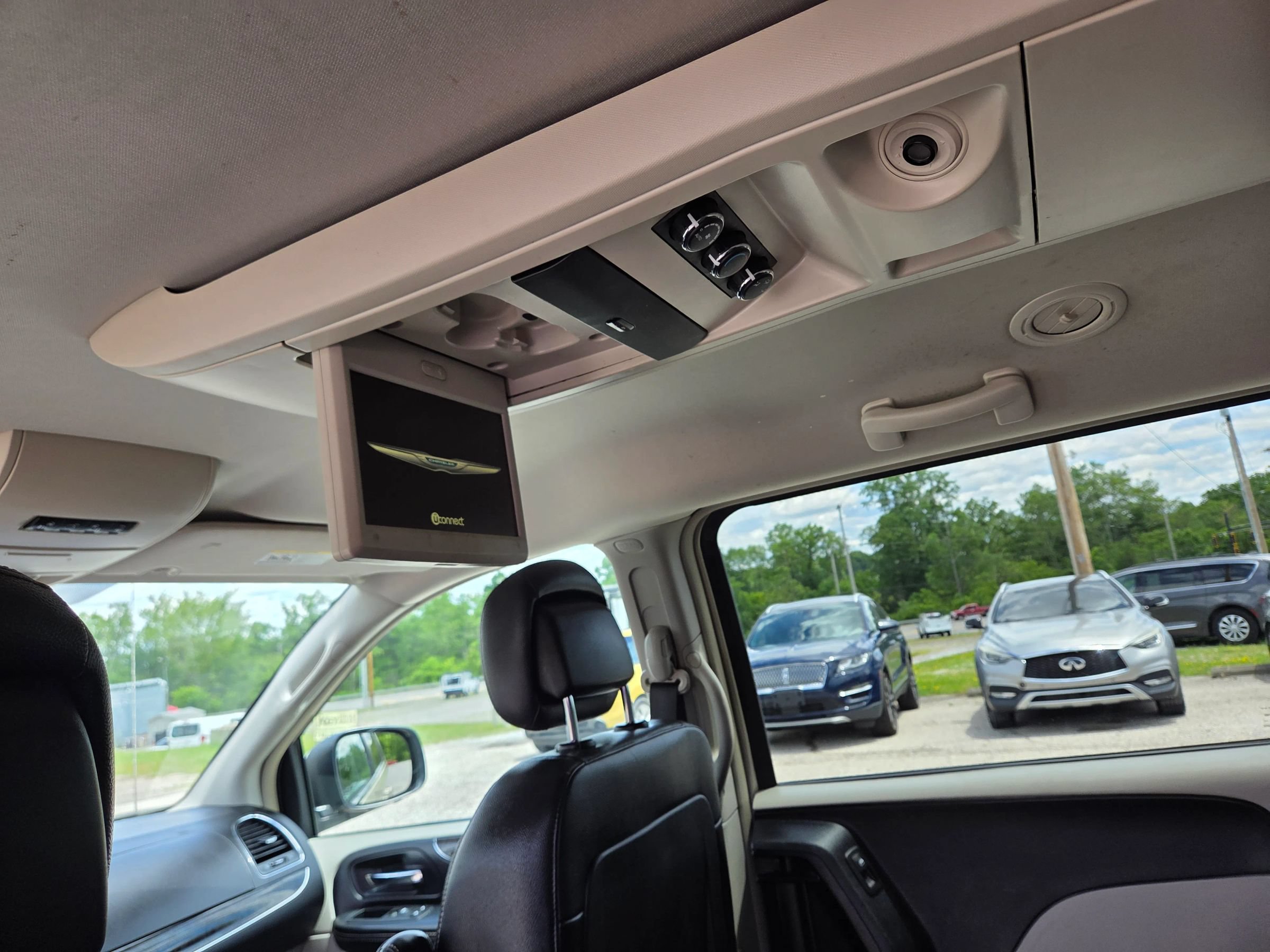 Used 2016 Chrysler Town & Country Touring FWD image 27