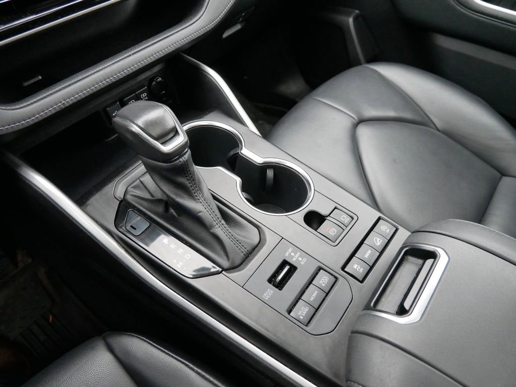 Used 2021 Toyota Highlander XLE image 47