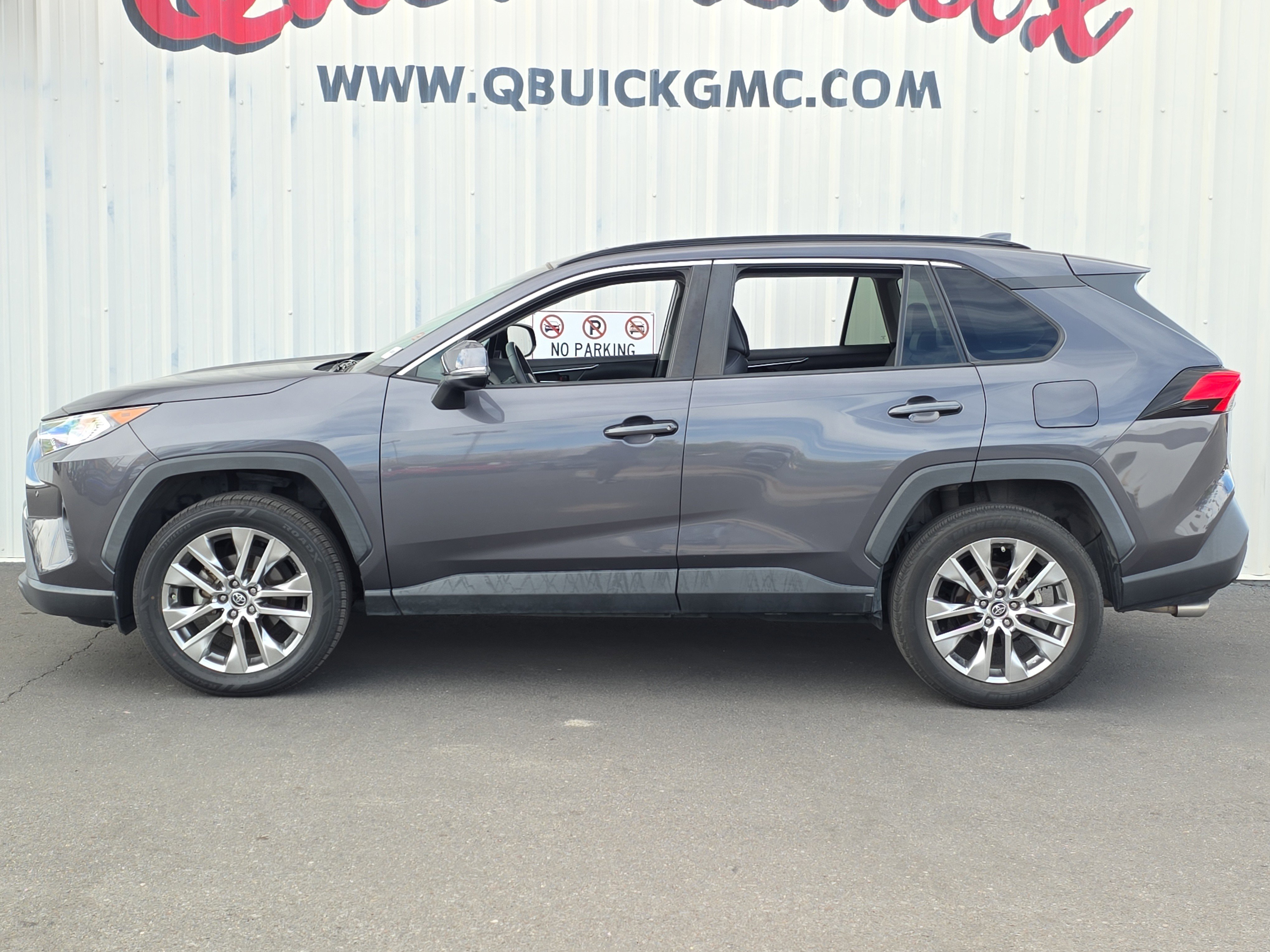 Used 2020 Toyota RAV4 XLE Premium image 4