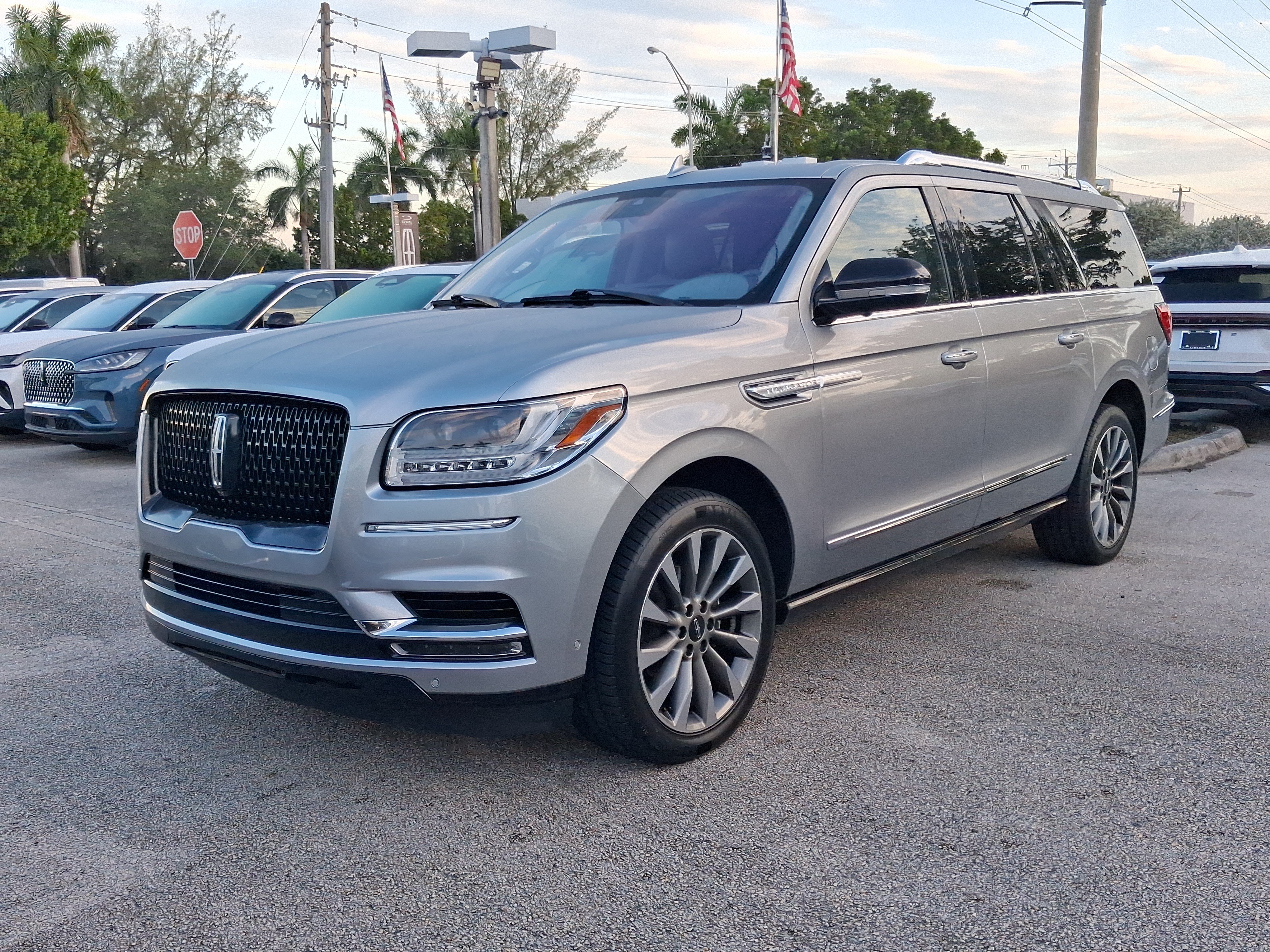 Used 2020 Lincoln Navigator L Reserve w/ Luxury Package AWD/4WD image 2
