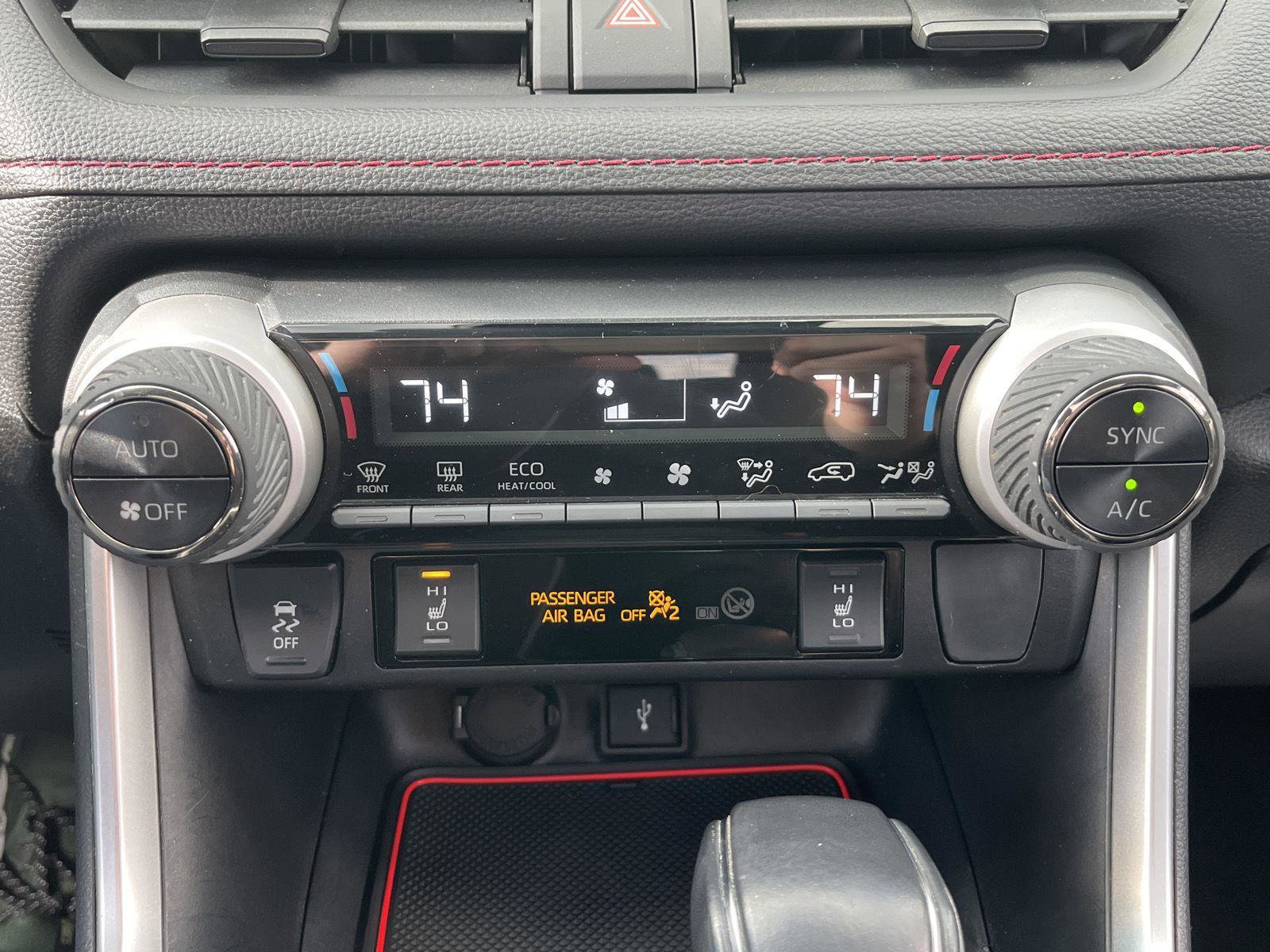 Used 2021 Toyota RAV4 SE w/ Weather & Moonroof Package image 17