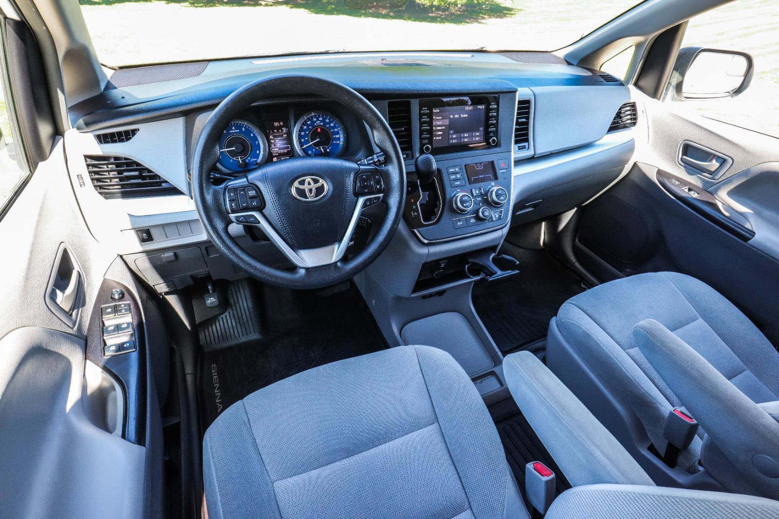Used 2019 Toyota Sienna L FWD image 21