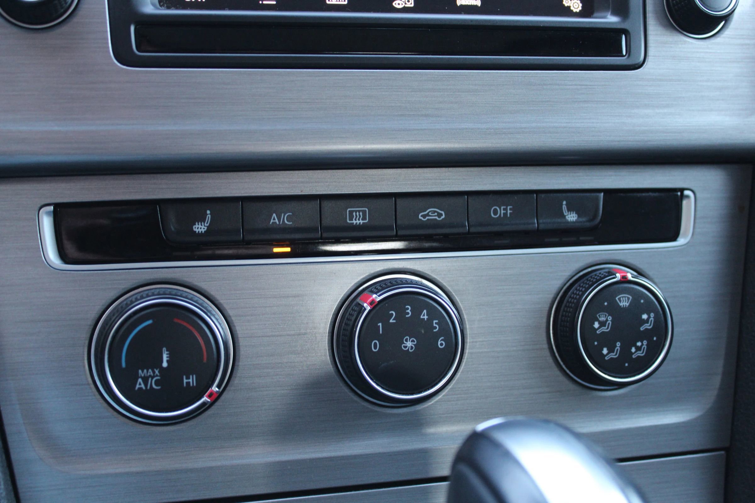 Used 2016 Volkswagen Golf SE w/ Lighting Package image 29