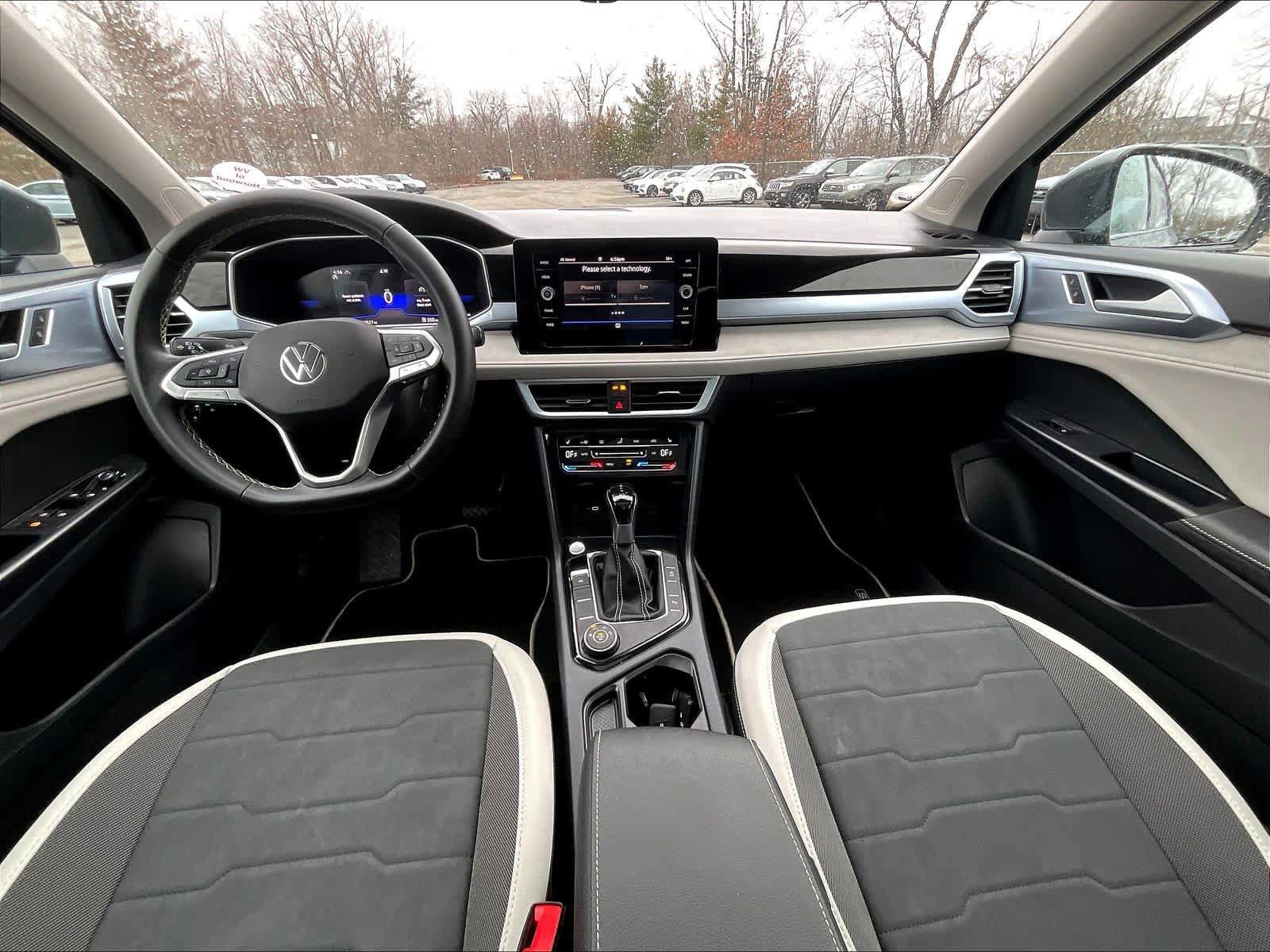 Used 2025 Volkswagen Taos SE w/ Panoramic Sunroof Package AWD/4WD image 21