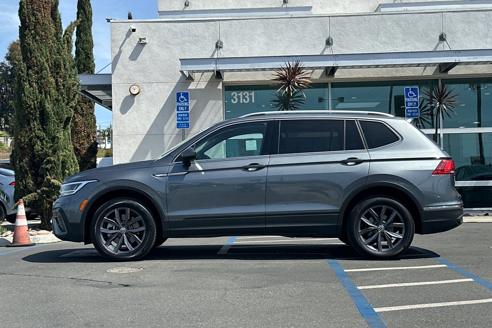 Certified 2023 Volkswagen Tiguan SE w/ Panoramic Sunroof Package image 7