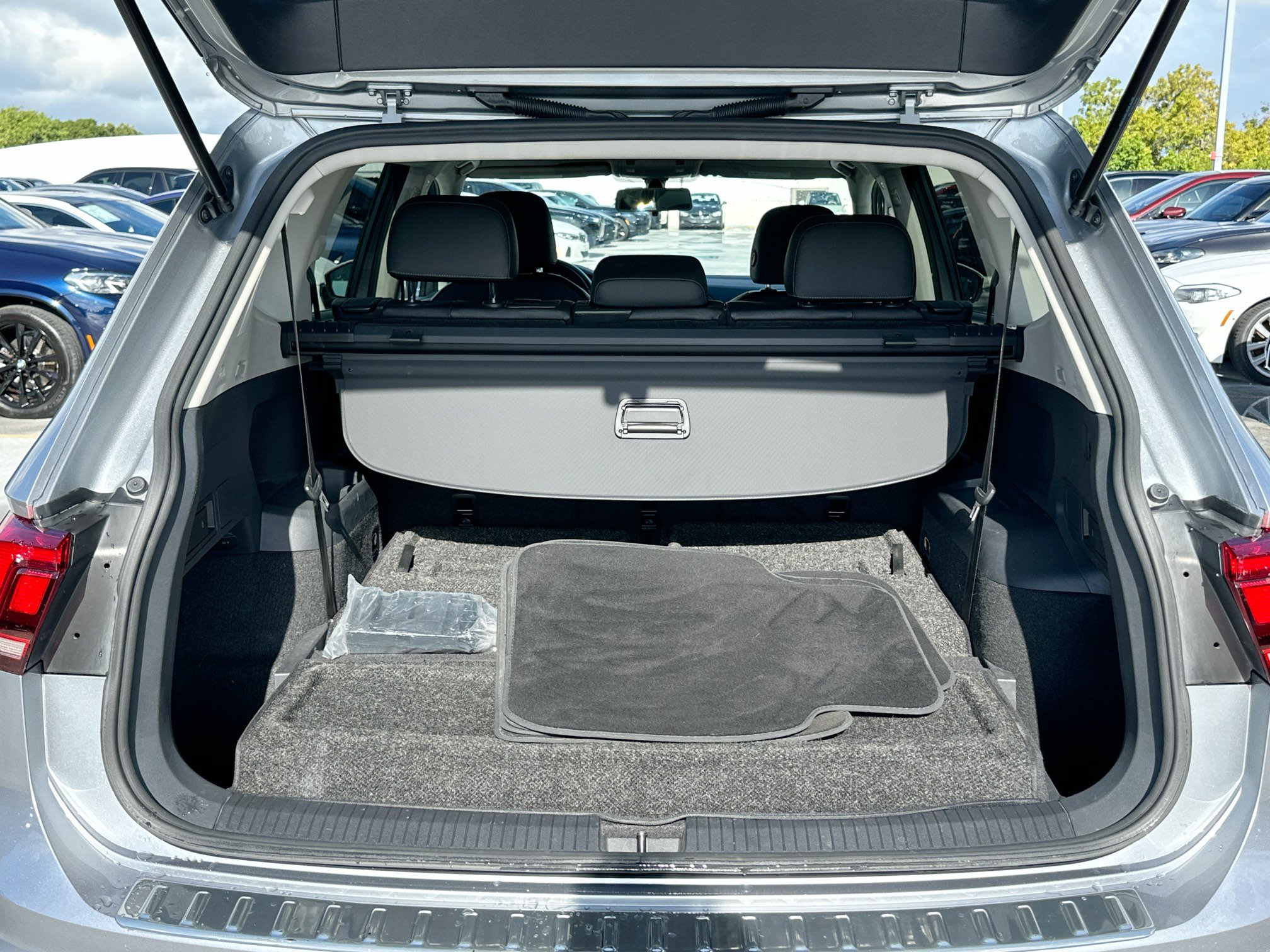Used 2019 Volkswagen Tiguan SE w/ Panoramic Sunroof Package FWD image 26