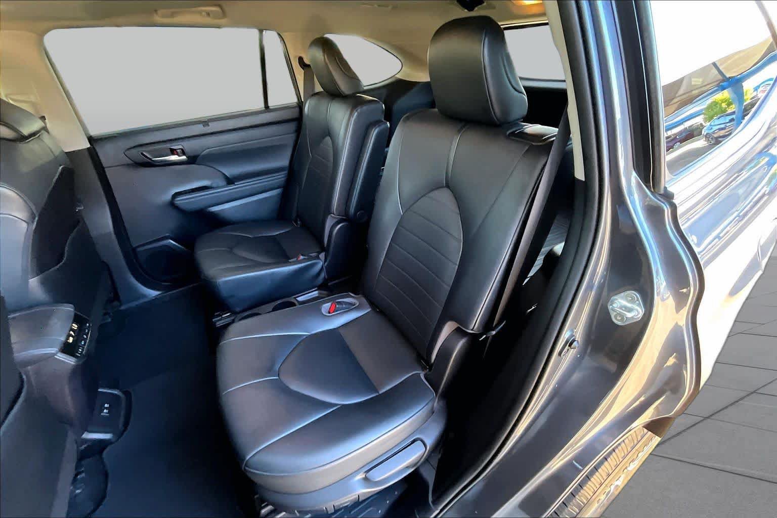 Used 2021 Toyota Highlander XLE AWD/4WD image 21