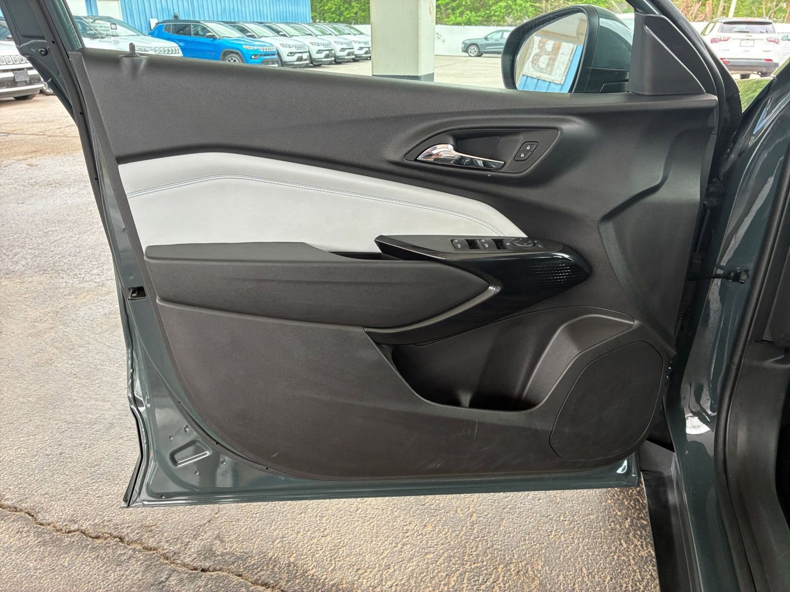 Used 2025 Chevrolet Trax LT w/ LT Convenience Package FWD image 18