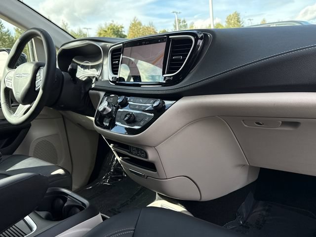 Used 2024 Chrysler Pacifica Limited FWD image 25