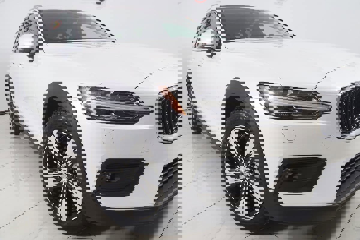 Used 2024 Volvo V60 B5 Cross Country Plus image 18