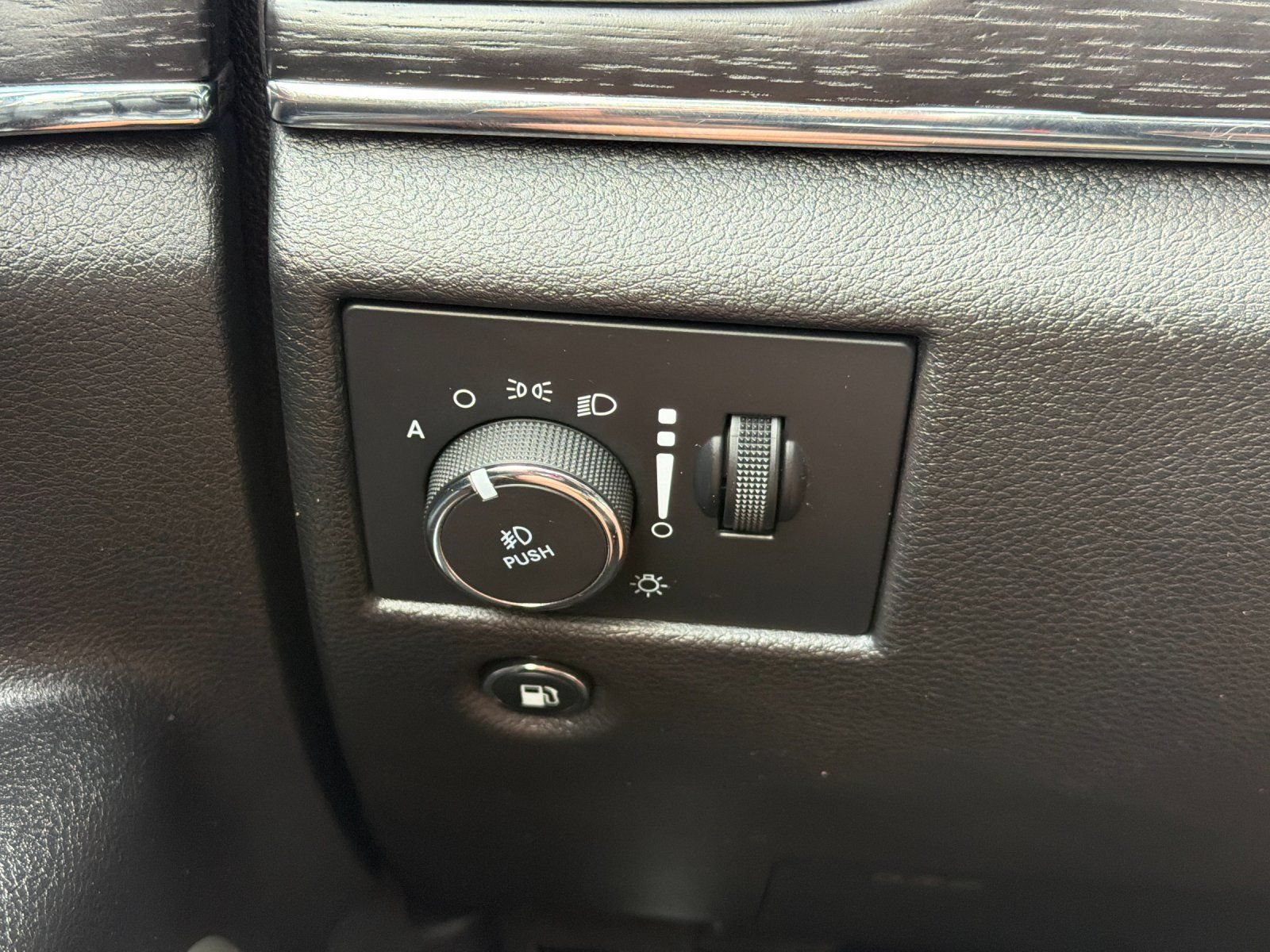 Used 2020 Jeep Grand Cherokee Summit AWD/4WD image 32