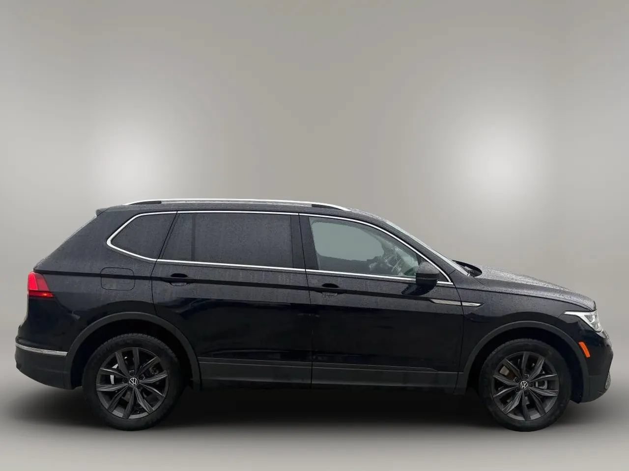 Used 2022 Volkswagen Tiguan SE w/ Panoramic Sunroof Package AWD/4WD image 8