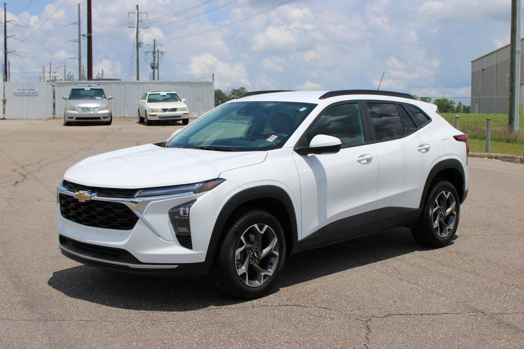 Used 2025 Chevrolet Trax LT FWD image 2