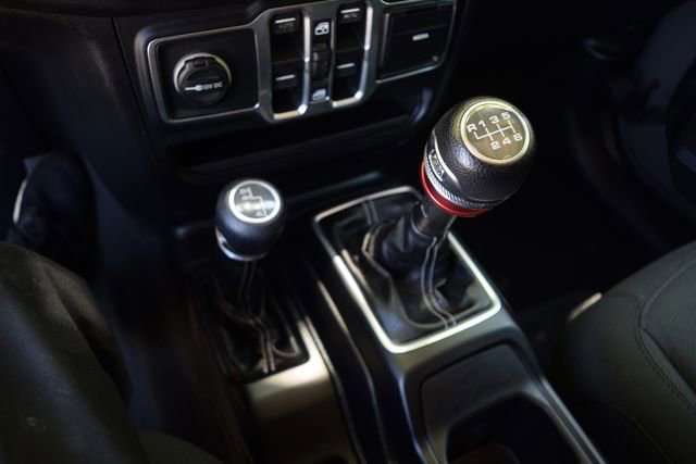 Used 2018 Jeep Wrangler Unlimited Sahara AWD/4WD image 12