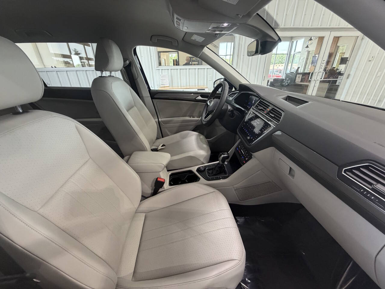 Used 2022 Volkswagen Tiguan SE AWD/4WD image 31