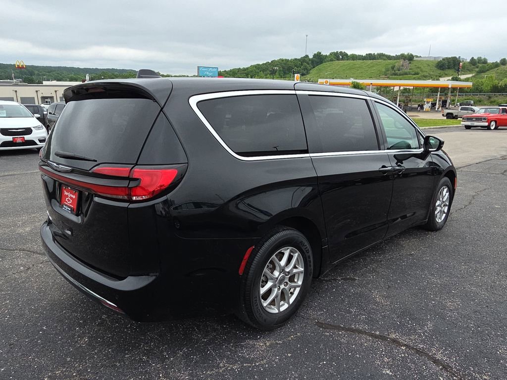 Used 2024 Chrysler Pacifica Touring-L FWD image 8