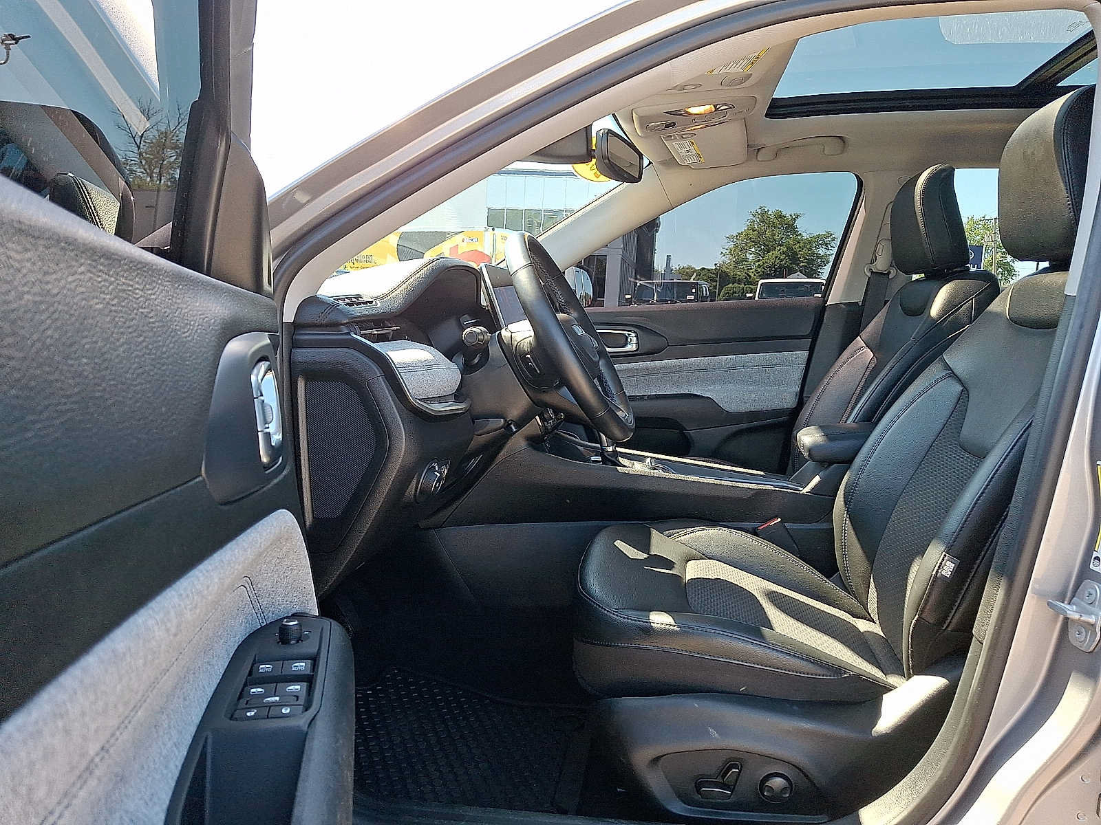 Certified 2022 Jeep Compass Latitude w/ Sun and Sound Group AWD/4WD image 14