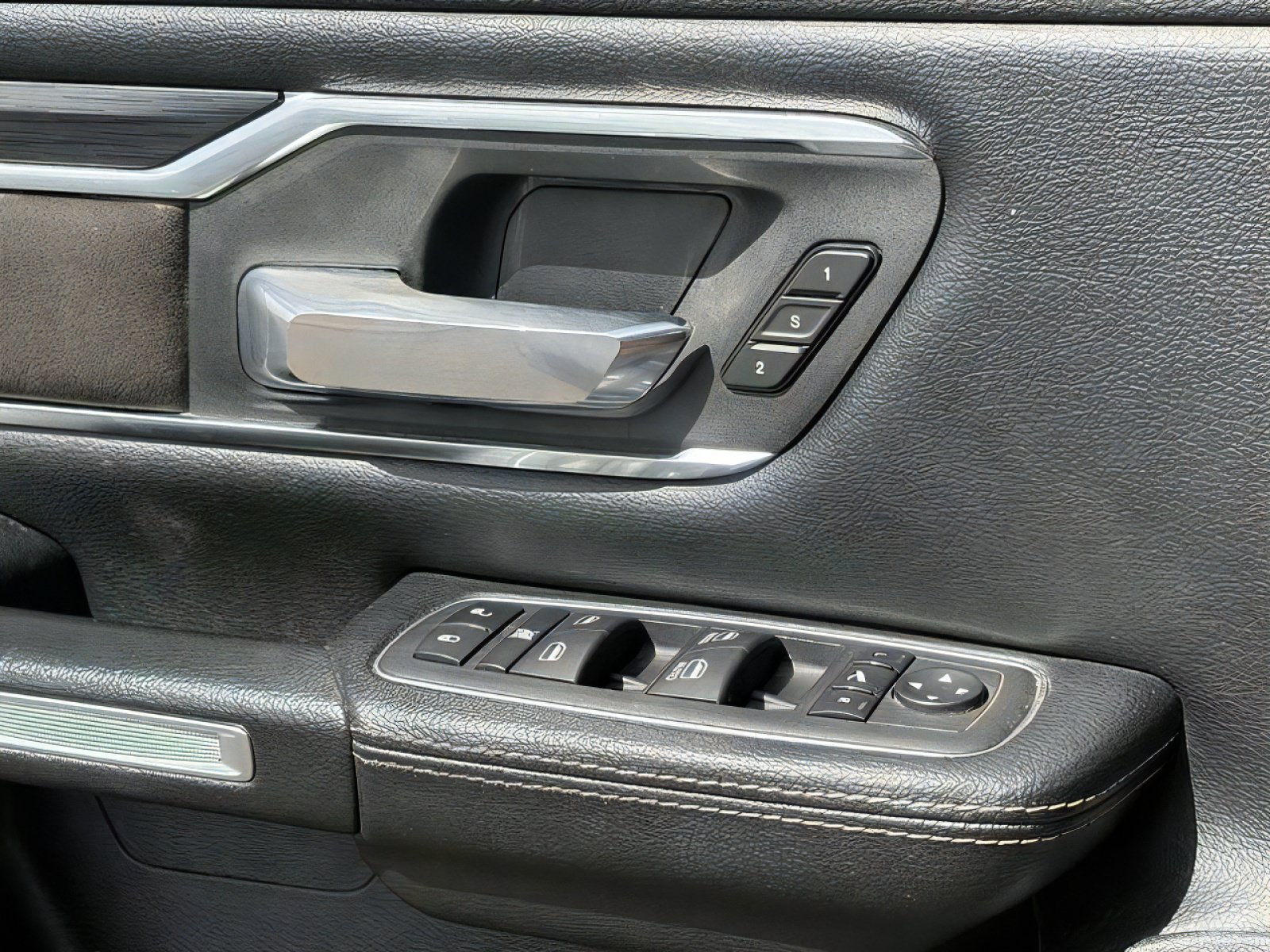 Used 2024 RAM 1500 Laramie AWD/4WD image 21