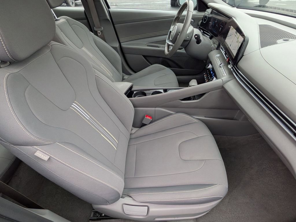 Used 2025 Hyundai Elantra SEL FWD image 25