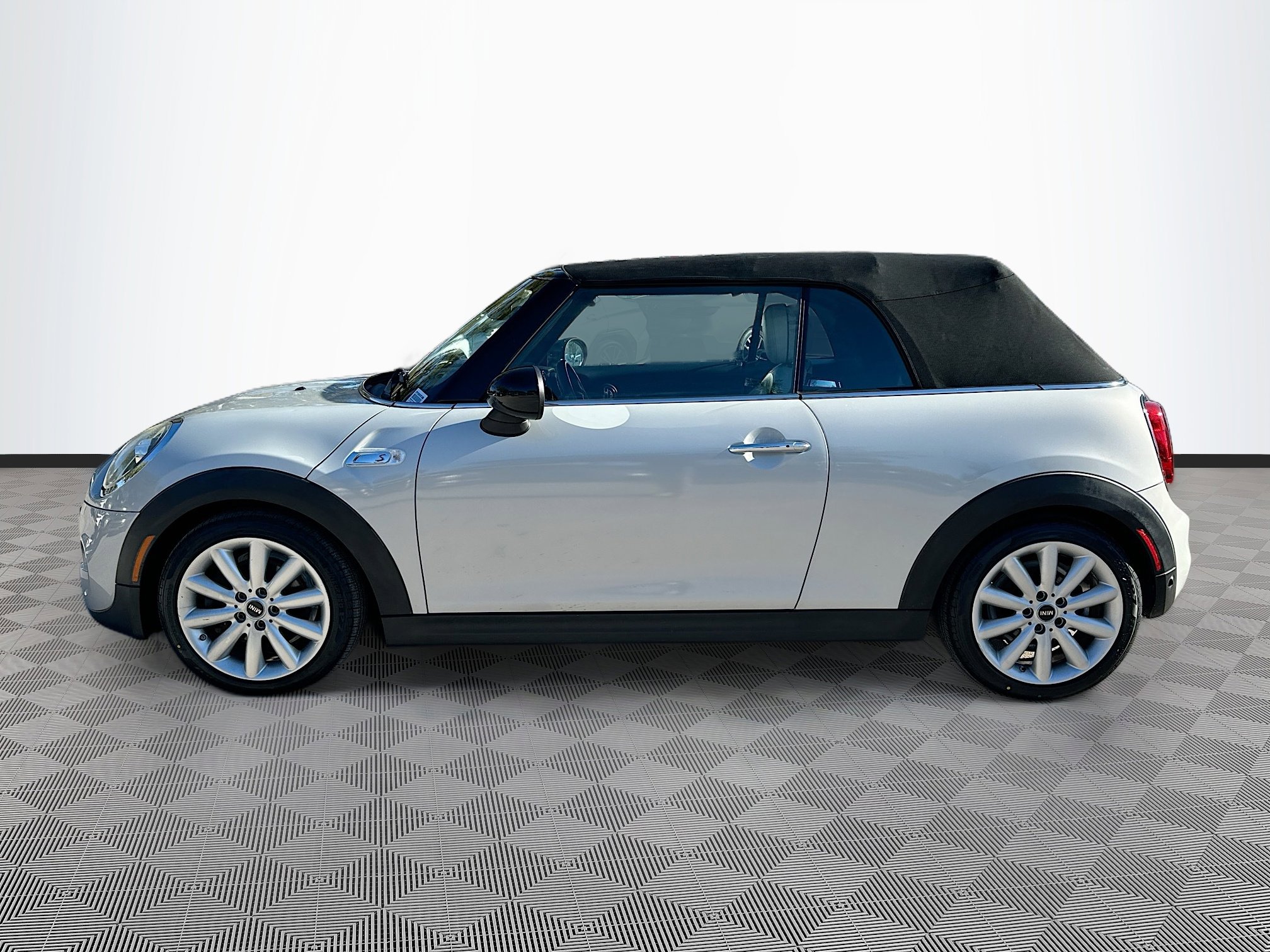 Used 2019 MINI Cooper S w/ Signature Upholstery Package image 4