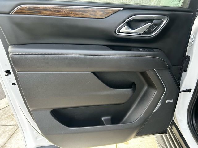 Used 2023 Chevrolet Suburban Premier image 8