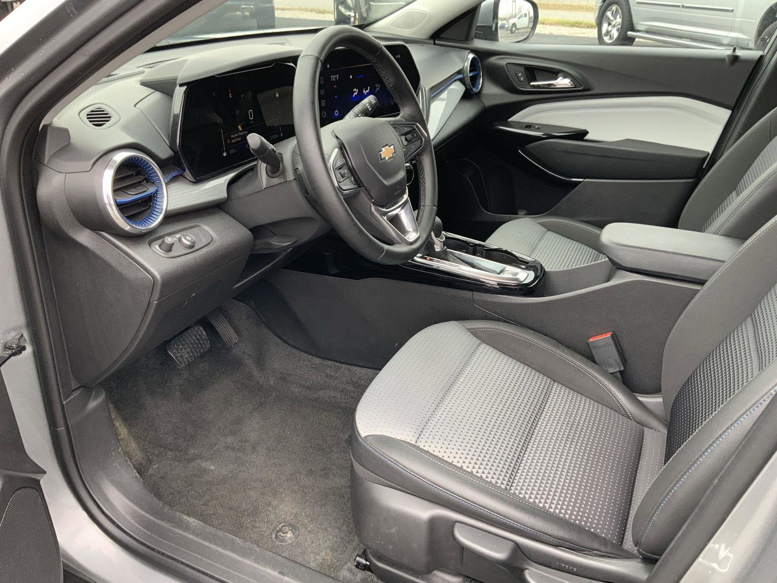 Used 2025 Chevrolet Trax LT w/ LT Convenience Package FWD image 23