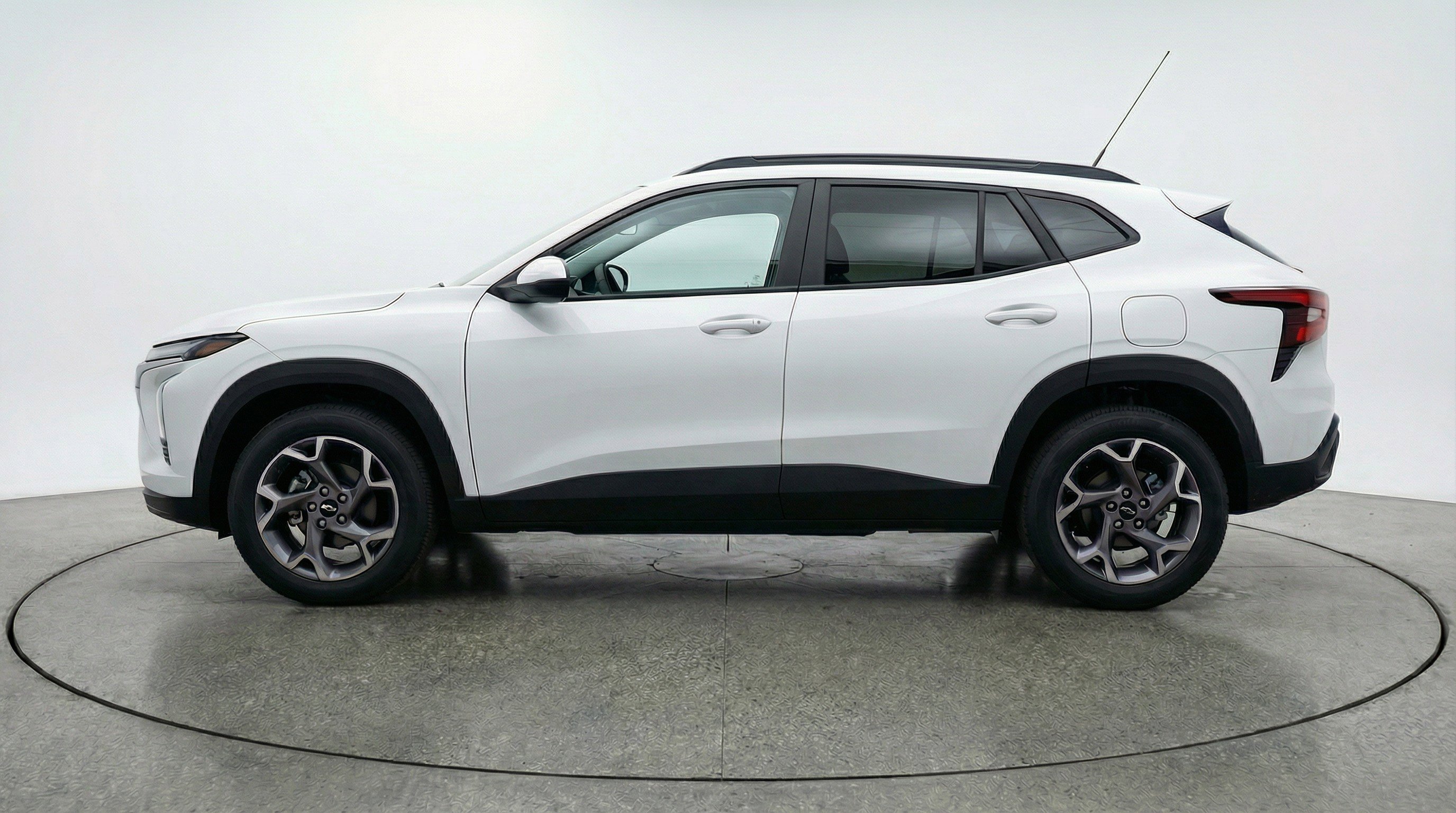 Used 2025 Chevrolet Trax LT FWD image 5