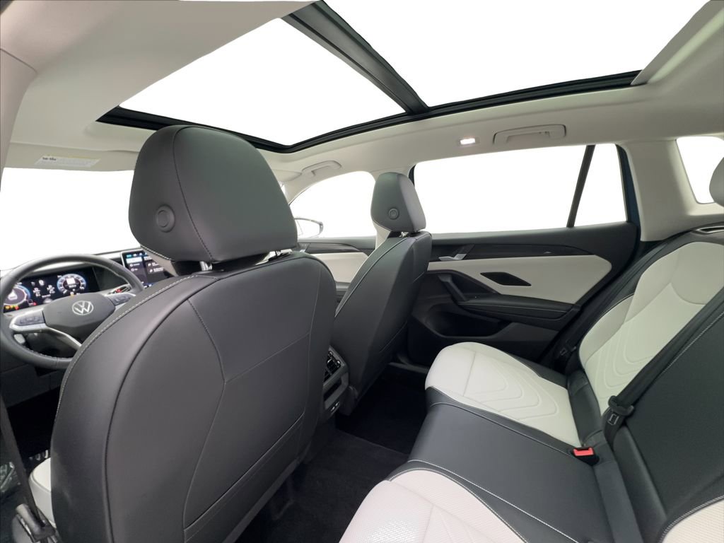 Used 2025 Volkswagen Tiguan SE w/ Panoramic Sunroof Package FWD image 24