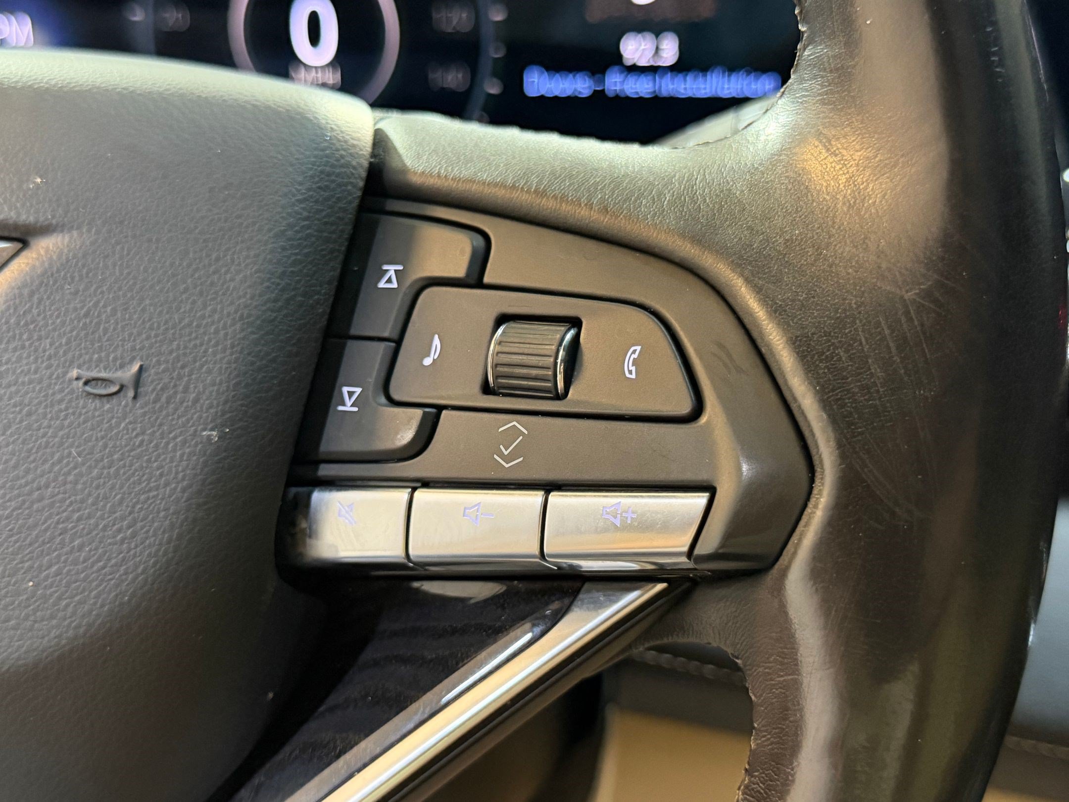 Used 2023 Cadillac Escalade Premium Luxury AWD/4WD image 34