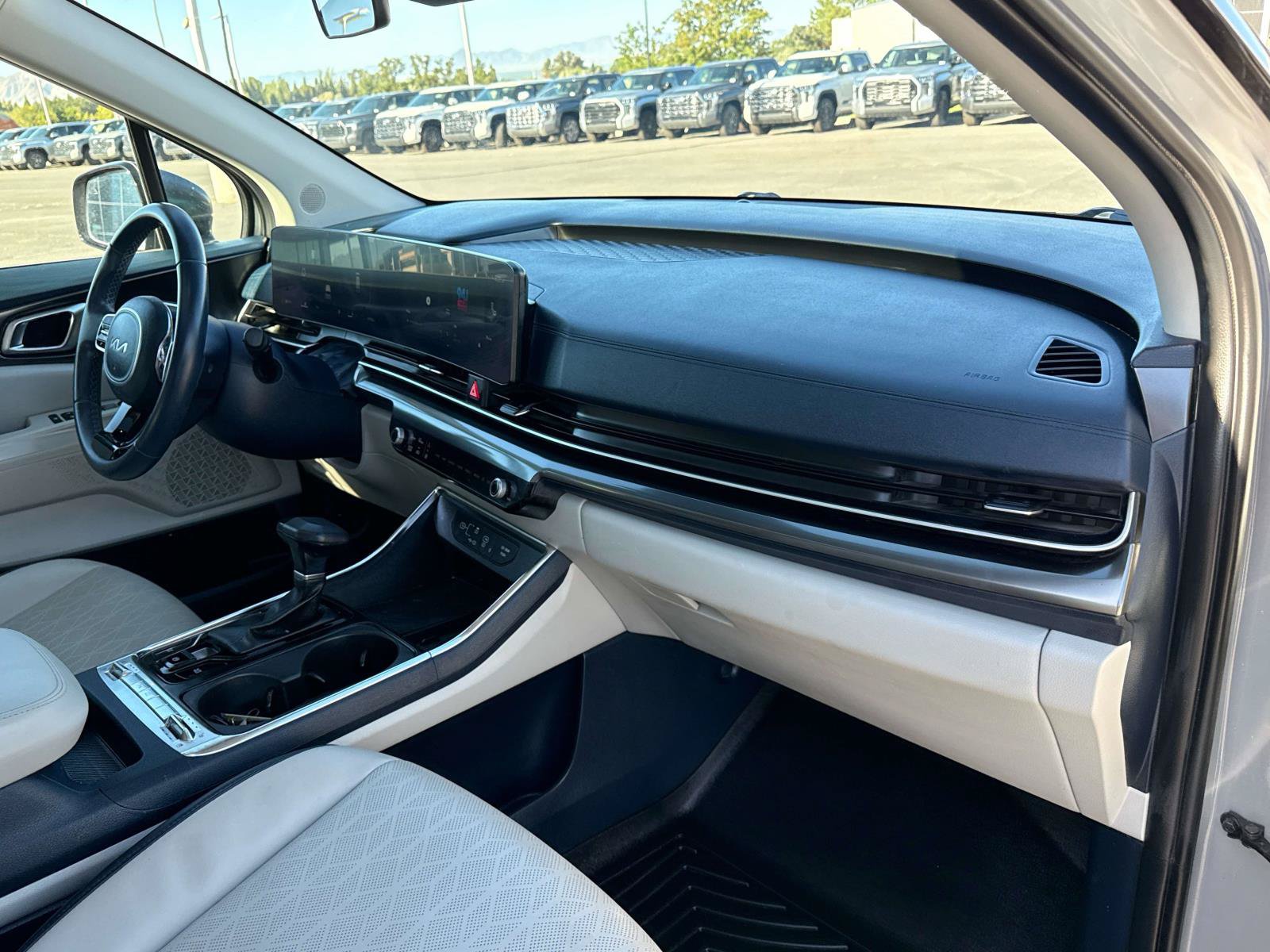 Used 2025 Kia Carnival SX w/ SX Dark Edition Package FWD image 19