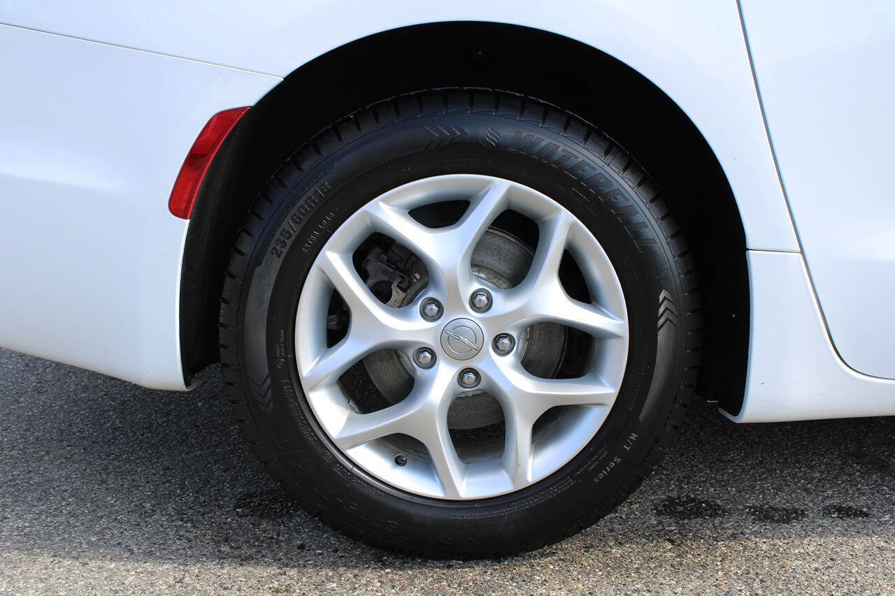 Used 2017 Chrysler Pacifica Touring Plus w/ Tire & Wheel Group image 38