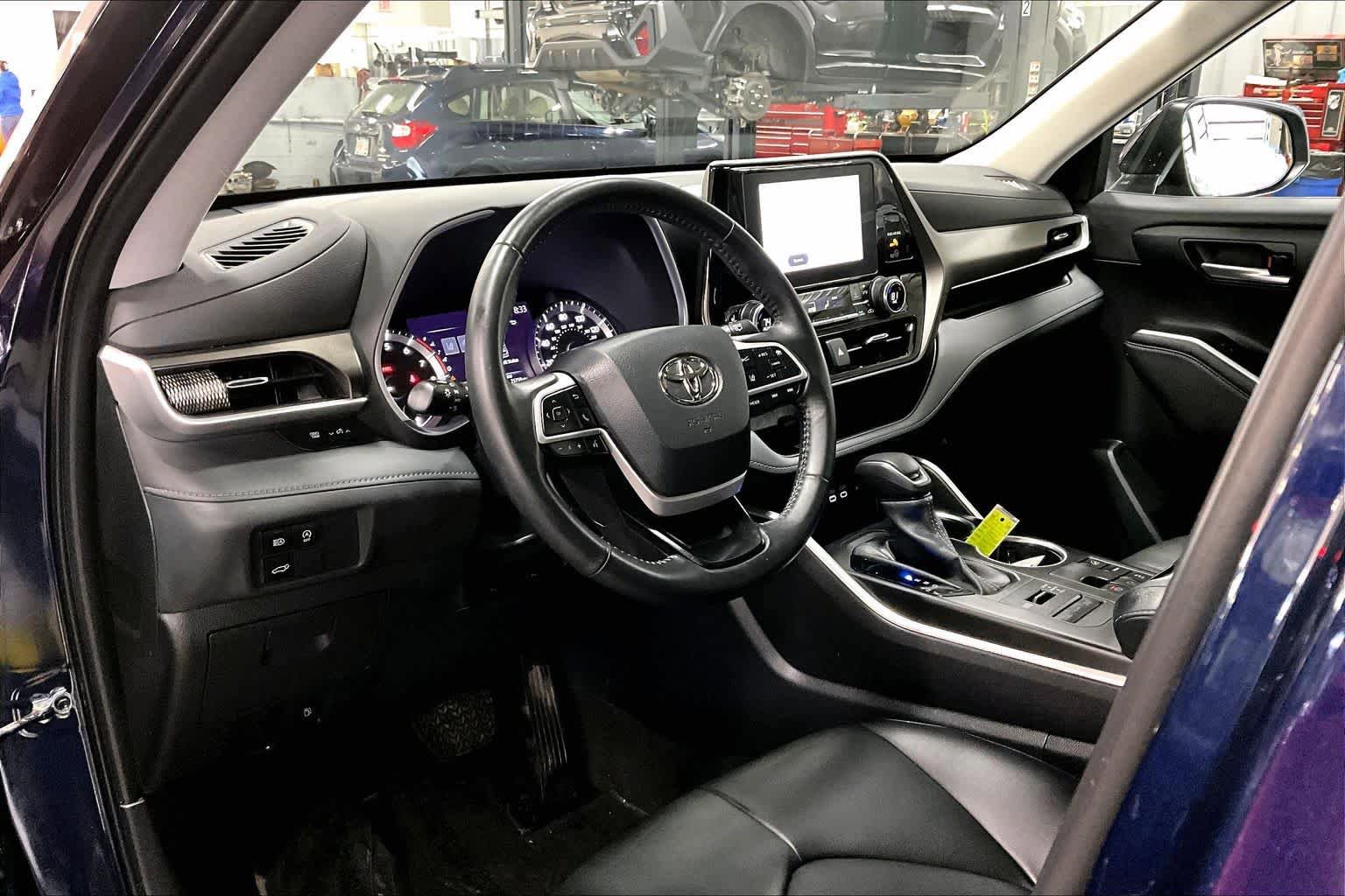 Used 2023 Toyota Highlander XLE AWD/4WD image 18