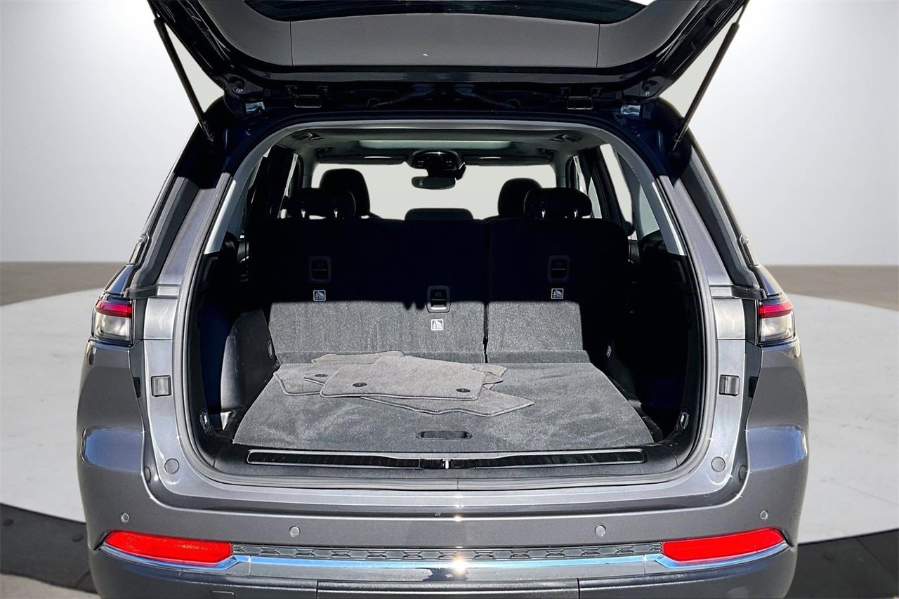 Used 2023 Jeep Grand Cherokee Laredo X image 25