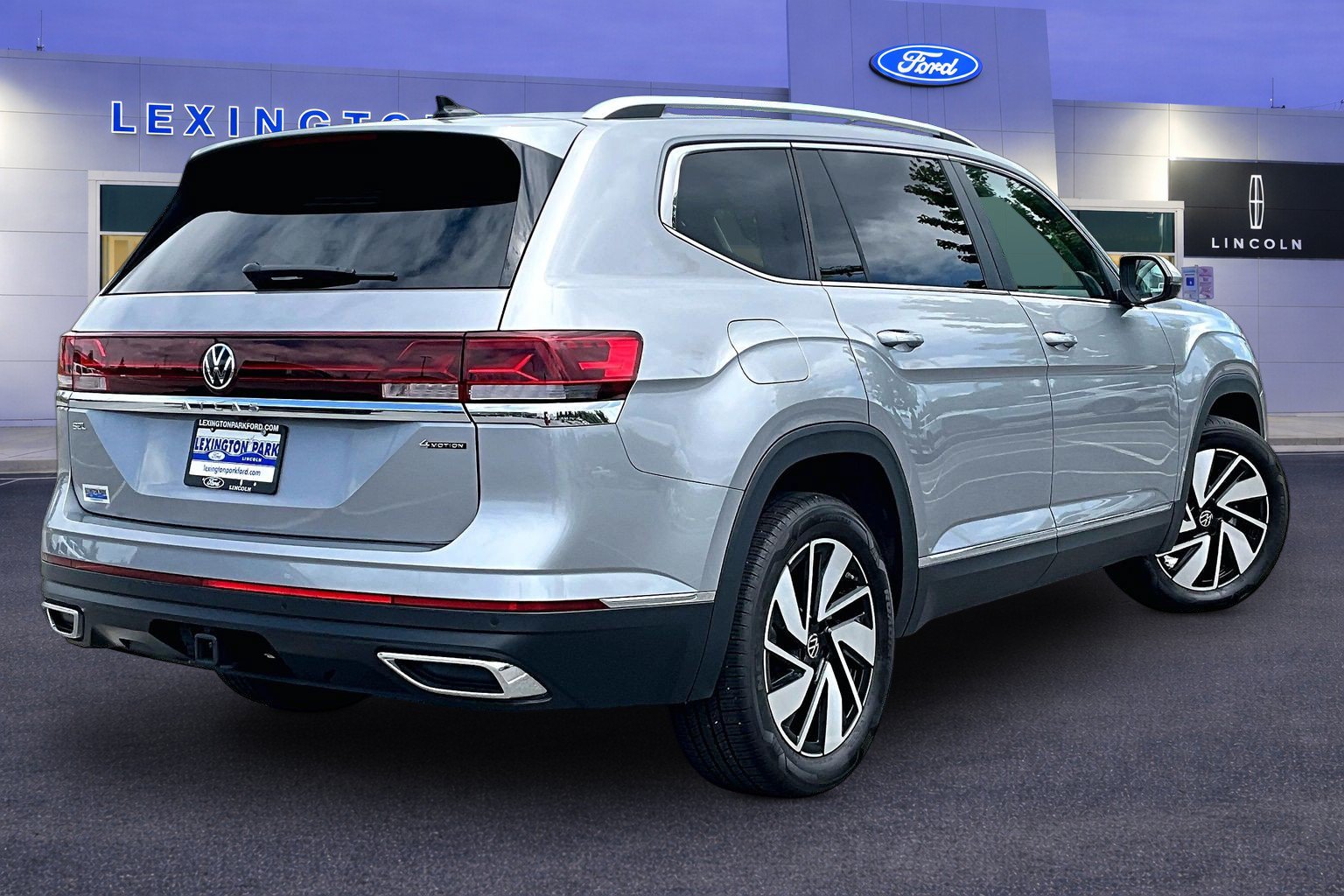 Used 2025 Volkswagen Atlas SEL AWD/4WD image 5