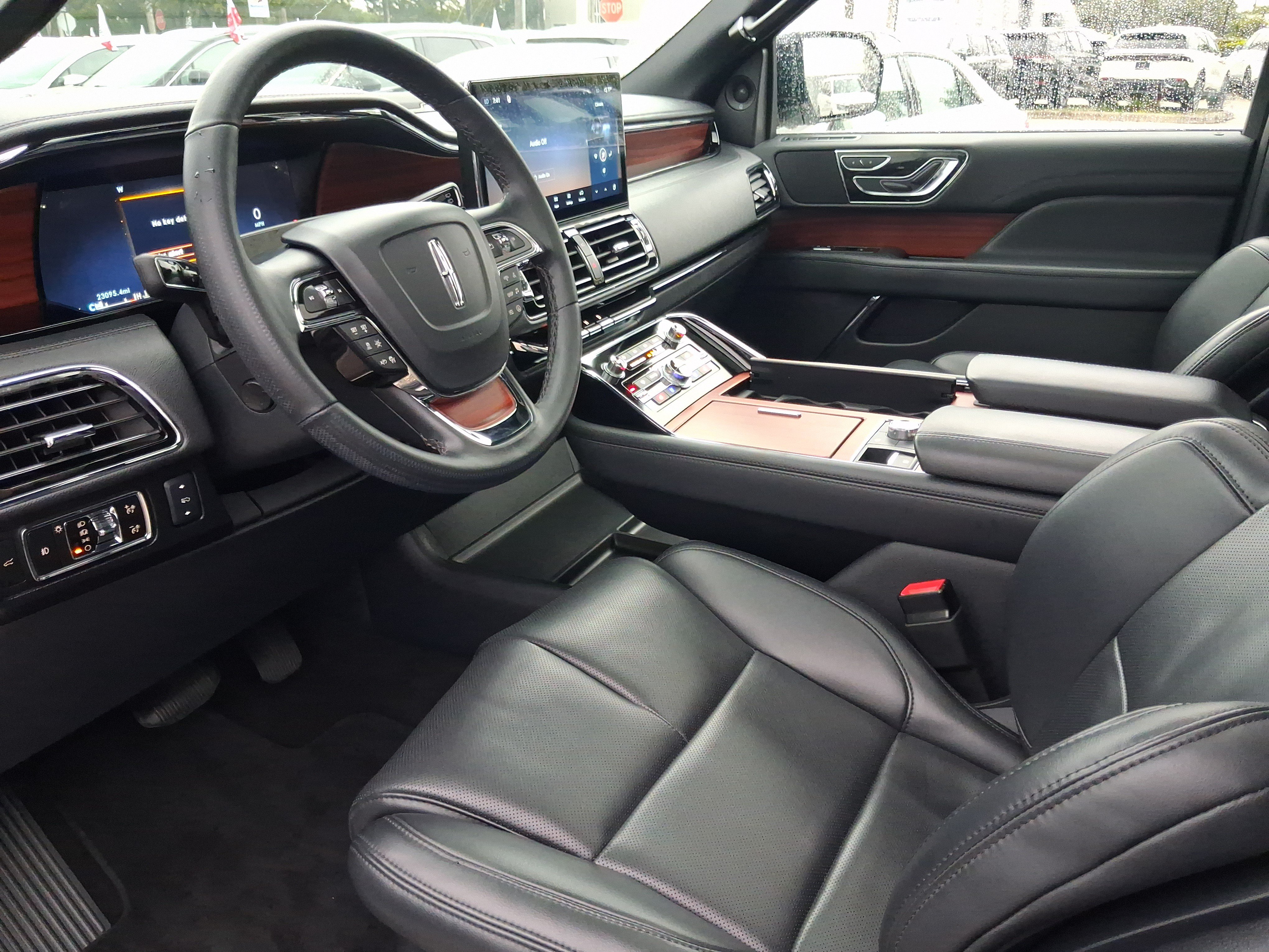 Used 2024 Lincoln Navigator Premiere AWD/4WD image 10