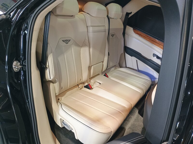 Used 2023 Bentley Bentayga AWD/4WD image 31