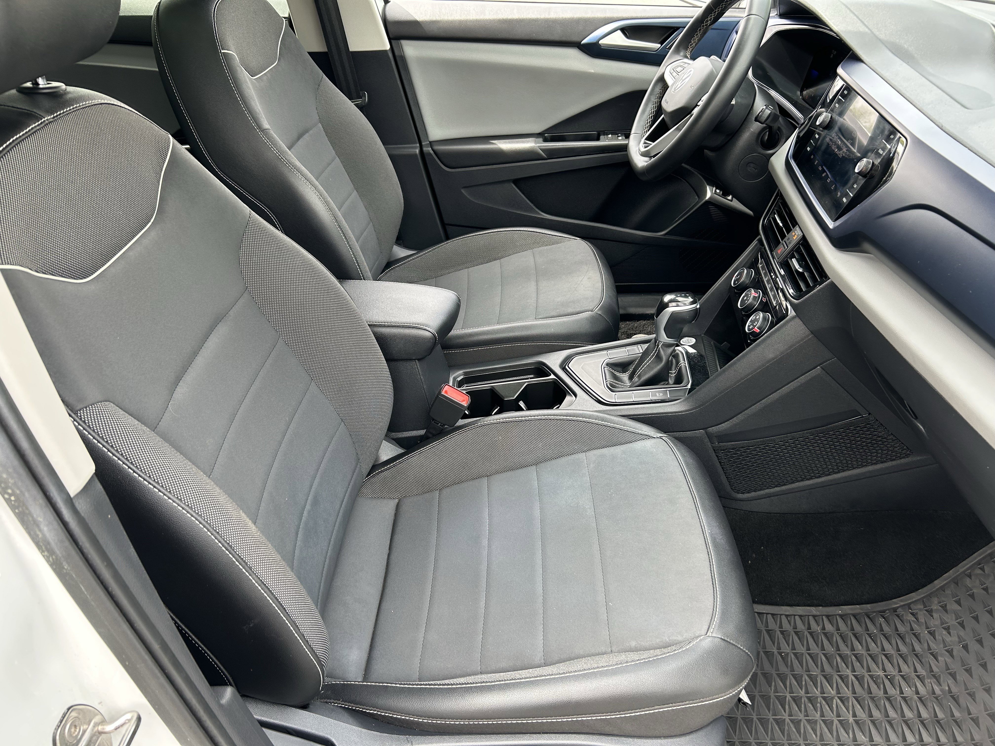 Used 2023 Volkswagen Taos SE w/ Panoramic Sunroof Package image 9