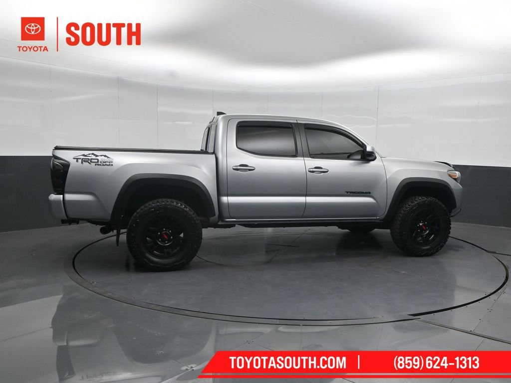 Used 2016 Toyota Tacoma TRD Off-Road AWD/4WD image 3