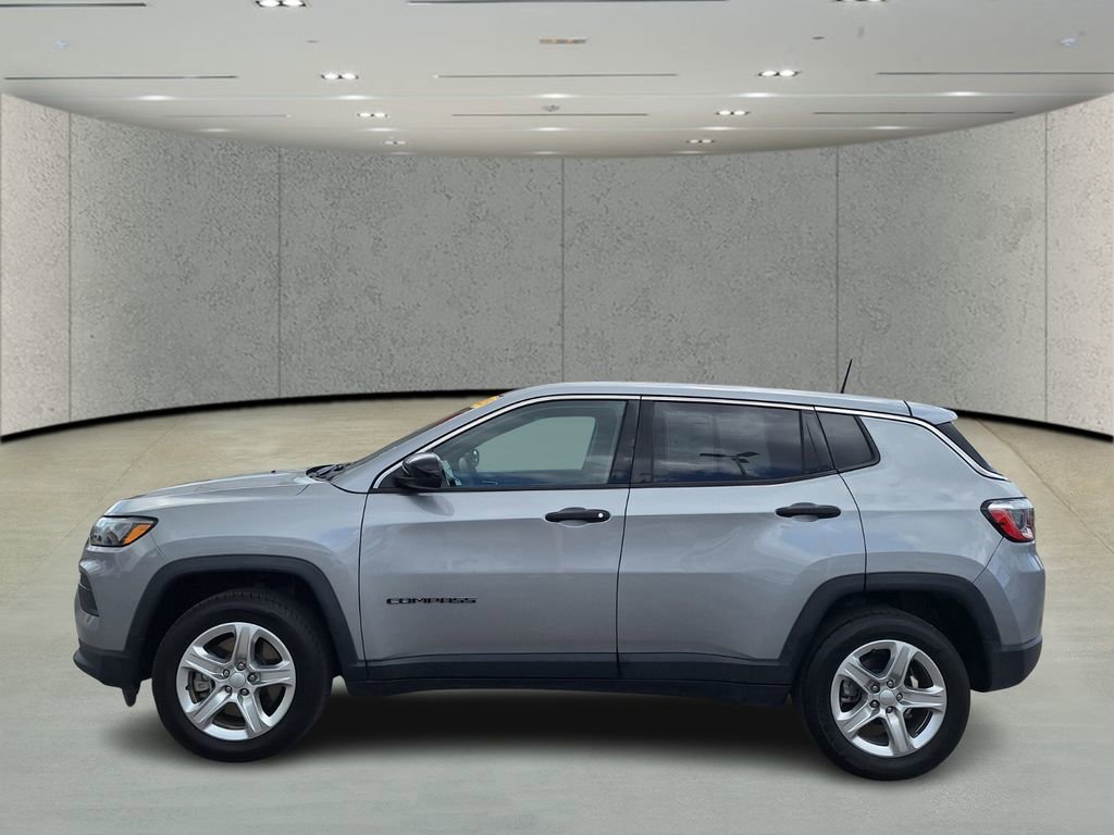 Used 2023 Jeep Compass Sport image 2