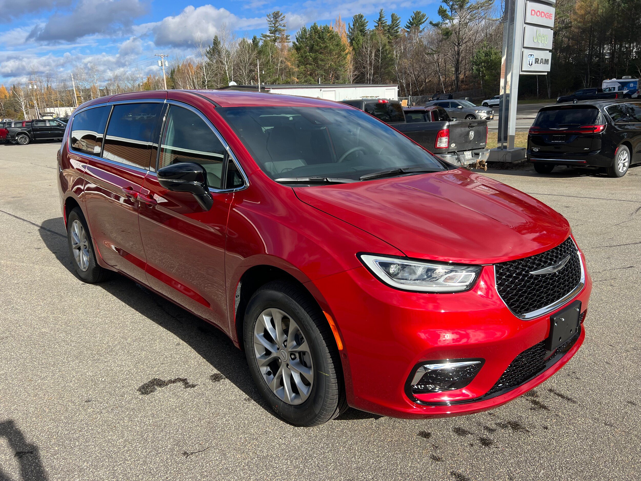 New 2026 Chrysler Pacifica Select AWD/4WD image 3
