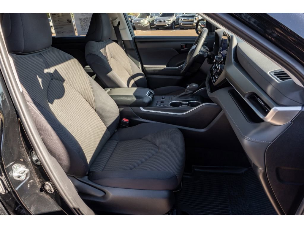 Used 2023 Toyota Highlander LE image 17