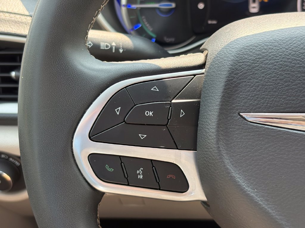 Used 2023 Chrysler Pacifica Touring-L FWD image 39