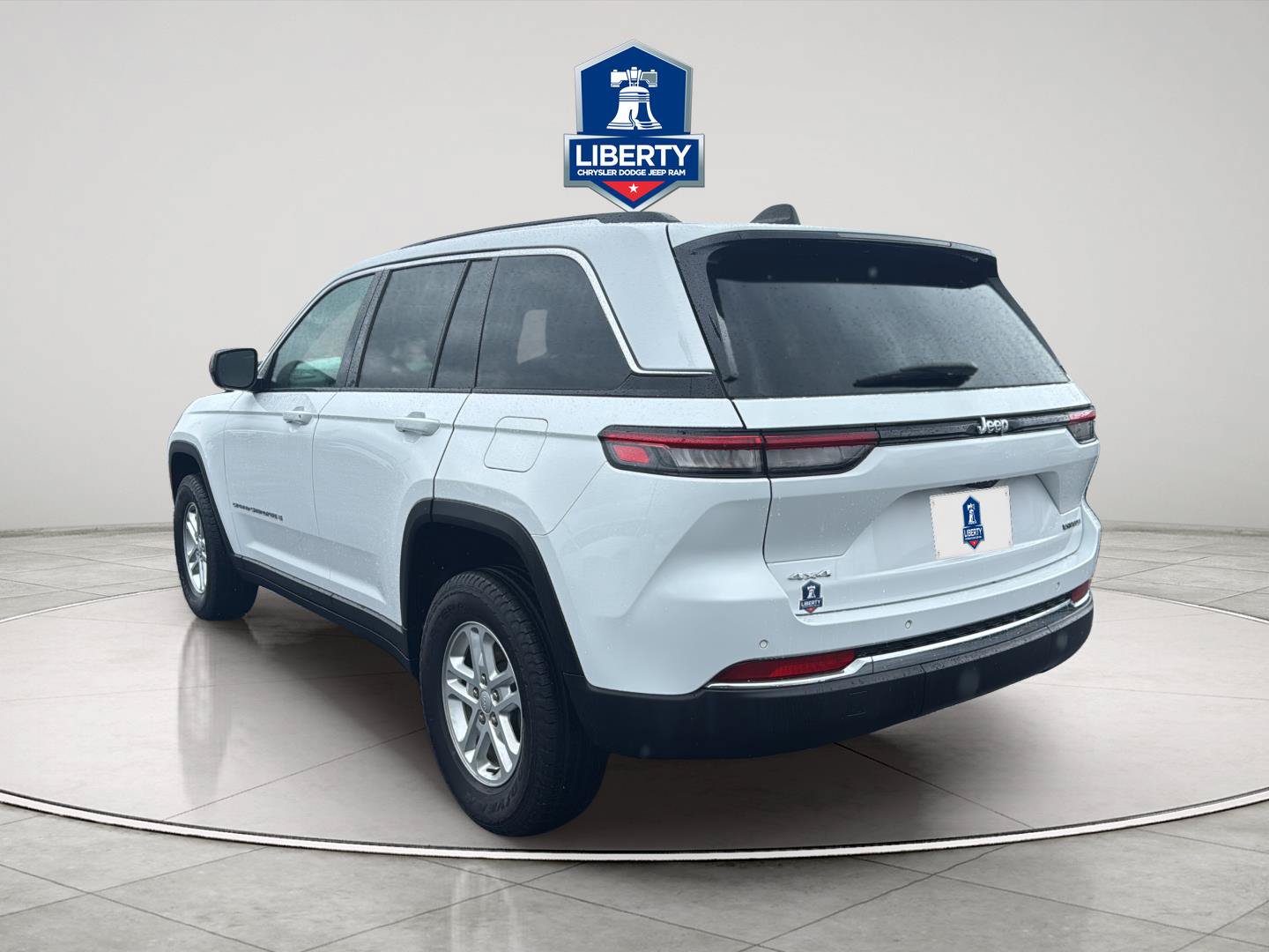 Used 2023 Jeep Grand Cherokee Laredo AWD/4WD image 8